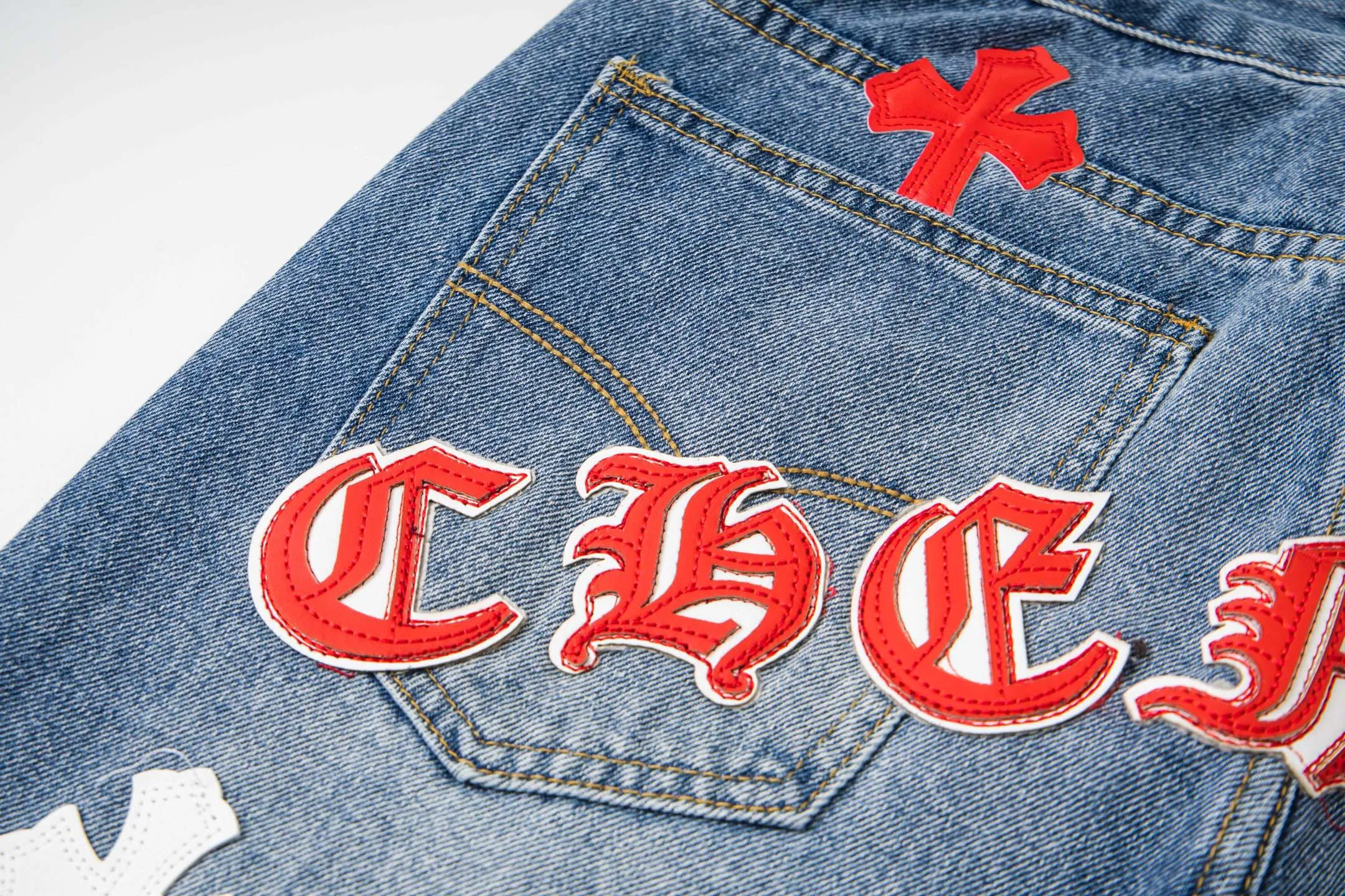 P260 Chrome Hearts Light Blue Pants Sanskrit Red and White Leather Jeans CH jeans need to be washed and then dismantled and hand-stitched with sheepskin cross leather and then spliced ​​together. The whole piece has too many craftsmanship to explain. The patchwork cross pattern is embellished, and the high-waisted washed jeans! ! Absolutely high-end luxury products, god-level single products and super popular products, made with top heavy industry, a must-see magic weapon. Customized hardware. The fabric is thick and soft after washing. It has good breathability. Customized small leather label. Unique design. The details are simple and elegant, and the workmanship is exquisite. The entire trousers are neatly routed and the details are in place! It’s so cool that both men and women can easily control the genderless trend! Style number: 1802# Color: blue Size: 28 30 32 34